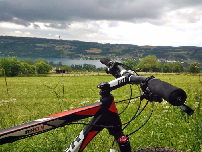 Vélo tout chemin et tout terrain